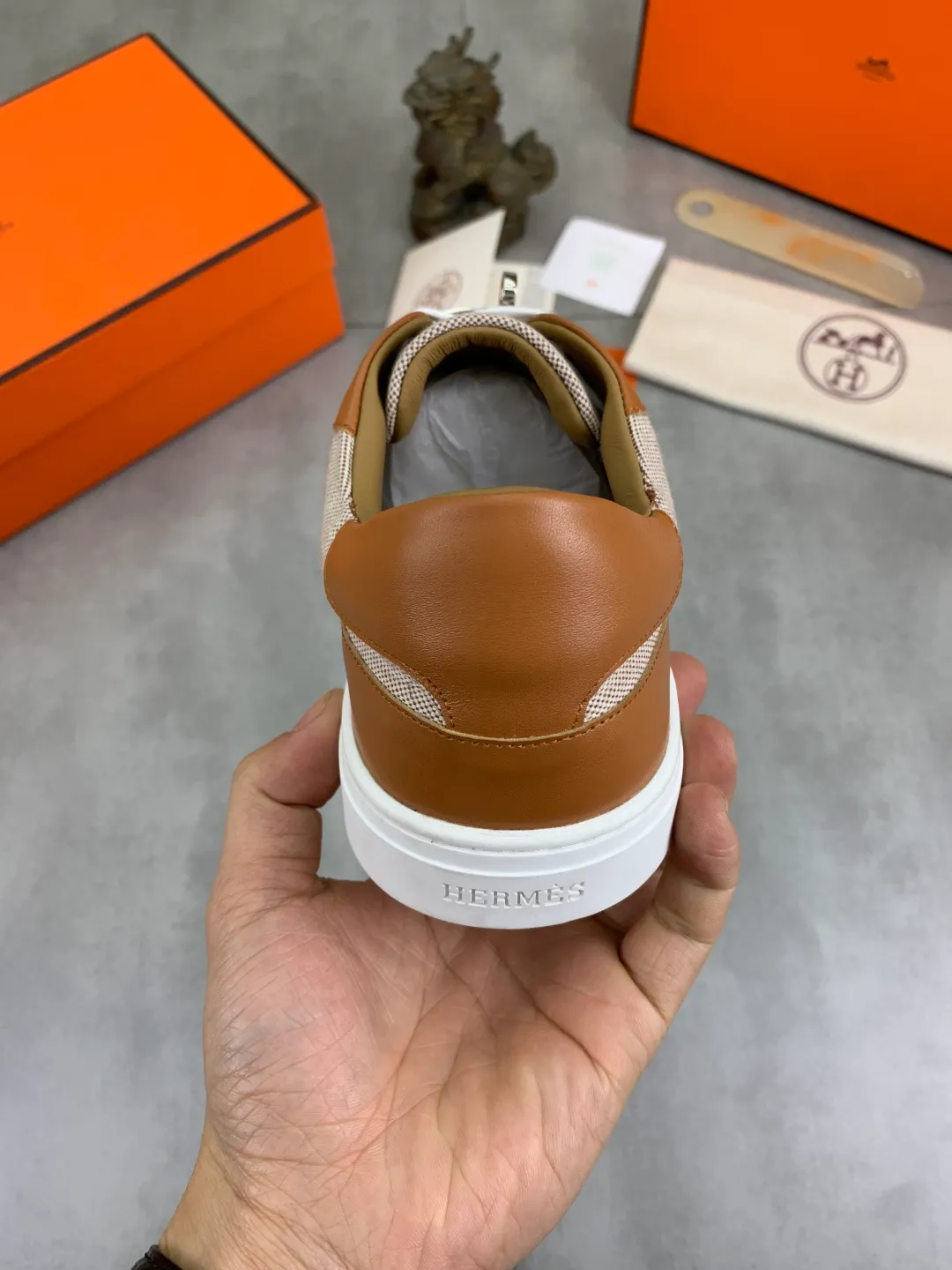 Men's men's shoes 💰P640 New Hermes top version Hermès classic couple style #𝐊𝐞𝐥𝐥𝐲 buckle casual white shoes skateboard shoes that will not conflict with shoes at all. Full of unknowns, Hermès rarely produces flat casual shoes and they are paired with classic palladium-plated Kelly shoe buckles! You'll fall in love with it at first sight. It's super versatile and can be worn with any skirt or pants. 🉑️Close your eyes and wear it. It's super noble. Fabric: Specific cowhide/canvas material. Lining: Sheepskin lining. Outsole: Original molded TPU outsole. Size: 35-45.